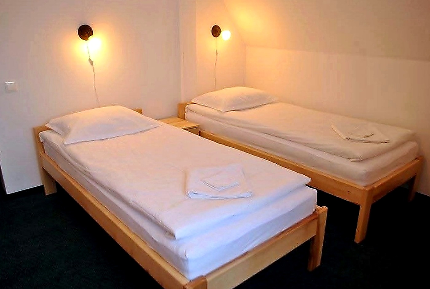 twin beds hero