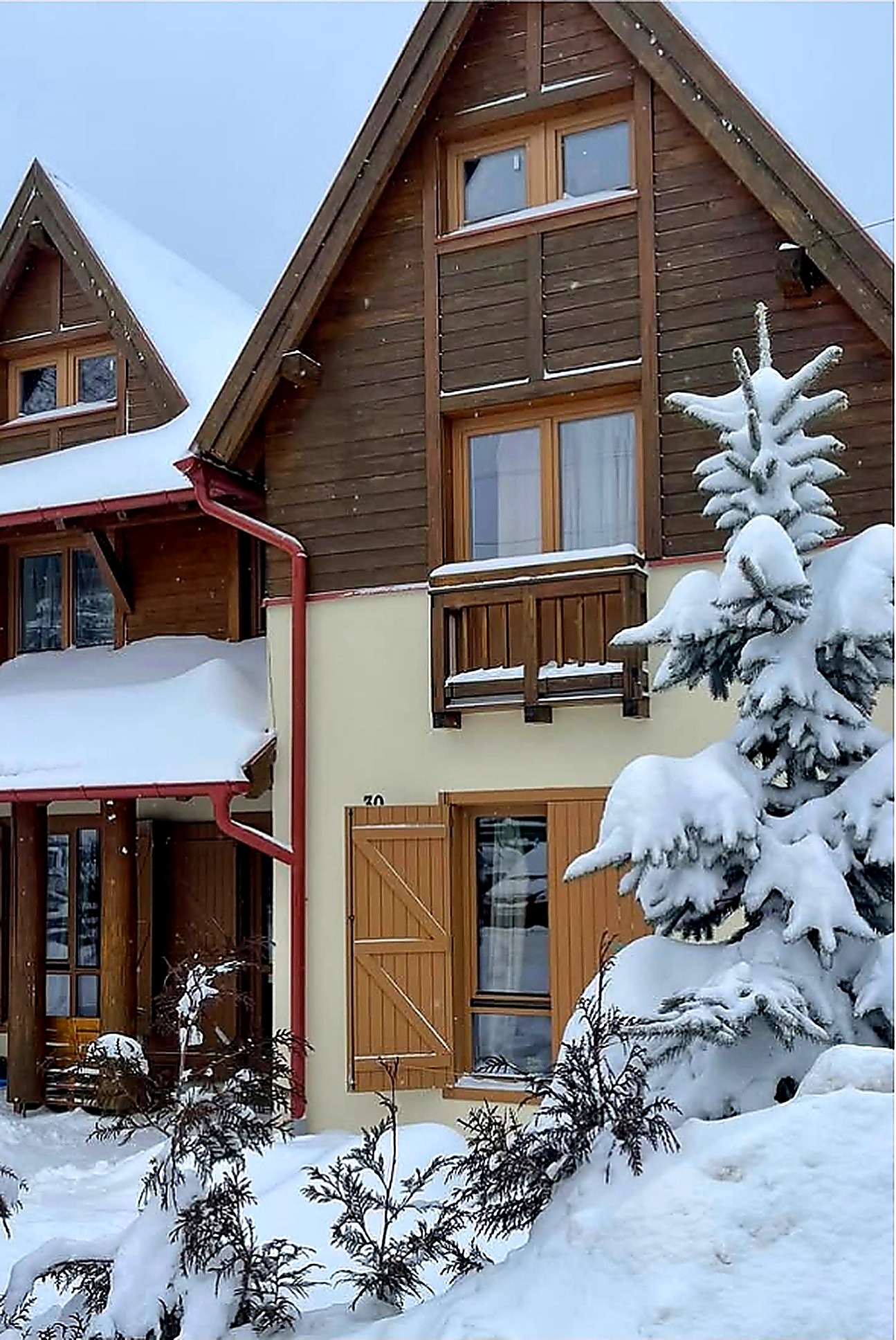 house snow facade
